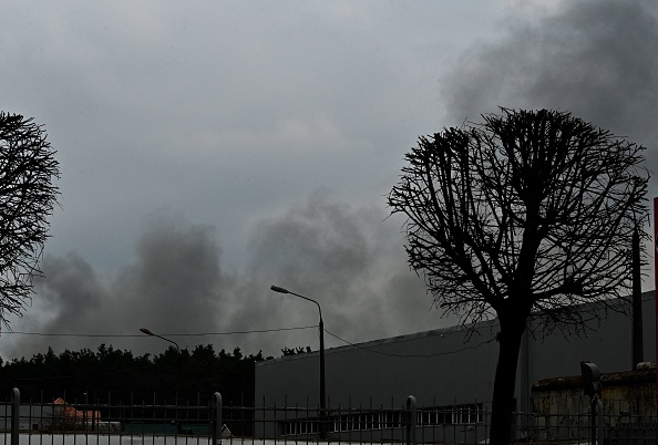 -De la fumée est vue au-dessus d'une forêt à Kiev, après que des frappes auraient frappé la capitale ukrainienne, le 16 avril 2022, lors de l'invasion militaire russe lancée contre l'Ukraine. Photo de Sergei SUPINSKY / AFP via Getty Images.