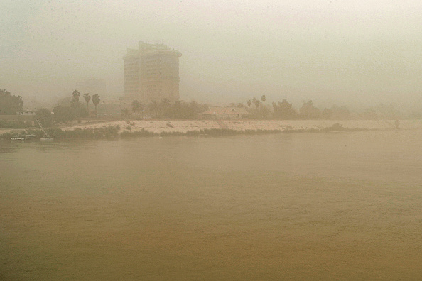 Une vue de la rive droite (ouest) du Tigre à Bagdad, la capitale irakienne, lors d'une violente tempête de poussière le 20 avril 2022. Photo par AHMAD AL-RUBAYE/AFP via Getty Images.