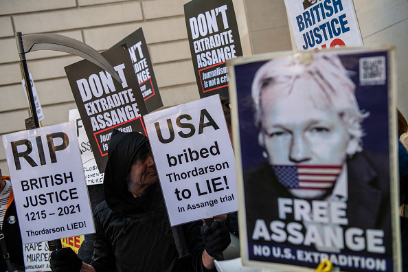 Des partisans de Julian Assange protestent devant le tribunal au City of Westminster Magistrates Court, le 20 avril 2022 à Londres, en Angleterre.(Photo : Chris J Ratcliffe/Getty Images)