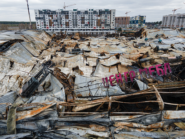 -Les ruines d'un centre commercial détruit le 20 avril 2022 à Bucha, Ukraine. Photo par Alexey Furman/Getty Images.