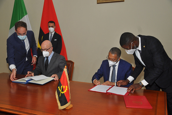 -Le ministre italien des affaires étrangères Luigi di Maio et le ministre angolais des ressources minérales signe une déclaration d'intention sur un "nouvelle" entreprise gazière à Luanda le 20 avril 2022. Photo de Julio PACHECO NTELA / AFP via Getty Images.