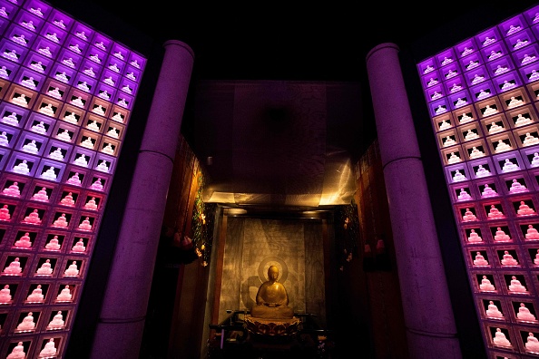 -L’installation Ruriden, affiche des statuettes de Bouddha en verre symbolisant les individus dont les cendres y sont stockées, au temple bouddhiste Kokokuji à Tokyo le 16 mars 2022. Photo BEHROUZ MEHRI/AFP via Getty Images.