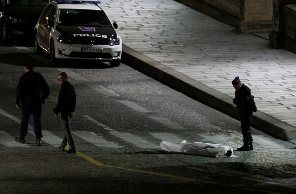 Un policier enquête sur le corps de l'une des deux personnes abattues par la police au niveau du Pont-Neuf à Paris le 25 avril 2022. 
(Photo LUDOVIC MARIN/AFP via Getty Images)