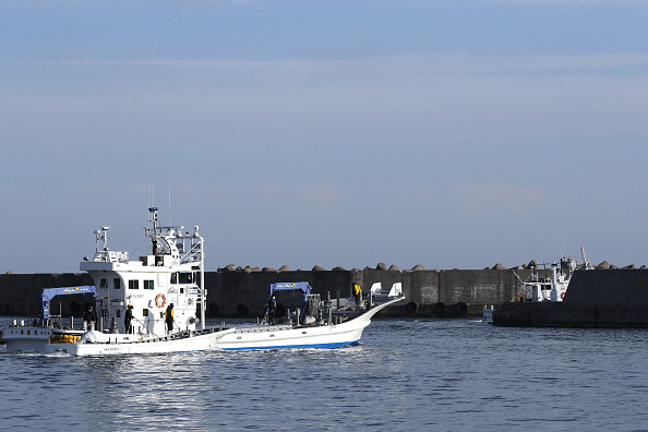 Un bateau de pêche quitte le port de la ville de Shari sur l'île d'Hokkaido pour mener des recherches suite au naufrage du Kazu I le 25 avril 2022. (Photo STR/JIJI PRESS/AFP via Getty Images)