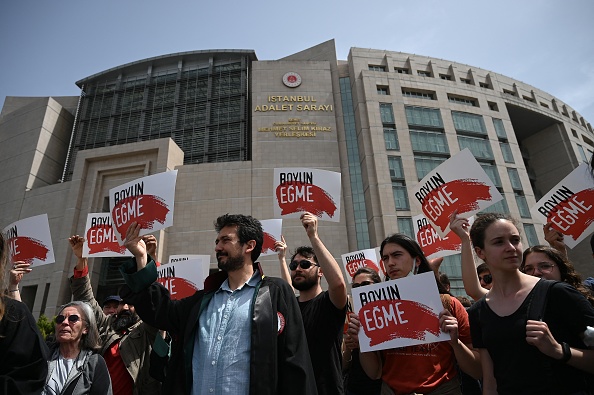 -Des manifestations contre une décision de justice turque de condamner le militant Osman Kavala à la prison à vie pour des accusations controversées à Istanbul le 26 avril 2022. Photo par OZAN KOSE/Afp/AFP via Getty Images.