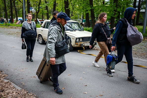 Plusieurs centaines d'habitants du village clé de Ruska Lozova sont arrivés à Kharkiv le matin du 29 avril 2022. Photo de Dimitar DILKOFF/AFP via Getty Images.