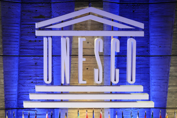 -Un logo de l'Organisation des Nations Unies pour l'éducation, la science et la culture (UNESCO) est affiché devant le siège de l'organisation le 14 septembre 2011.  Photo MIGUEL MEDINA/AFP via Getty Images.