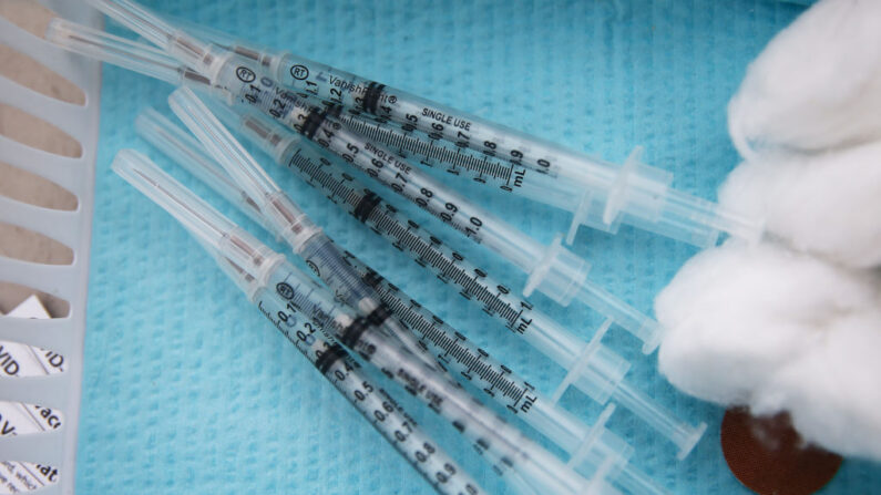 Des seringues contenant une dose du vaccin Pfizer Covid-19, le 10 avril 2021 (Photo par Mario Tama/Getty Images)