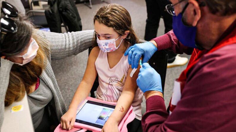 Une fillette reçoit le vaccin Pfizer-BioNTech Covid-19 au Fairfax County Government Center à Annandale, en Virginie, le 4 novembre 2021. (Chip Somodevilla/Getty Images)
