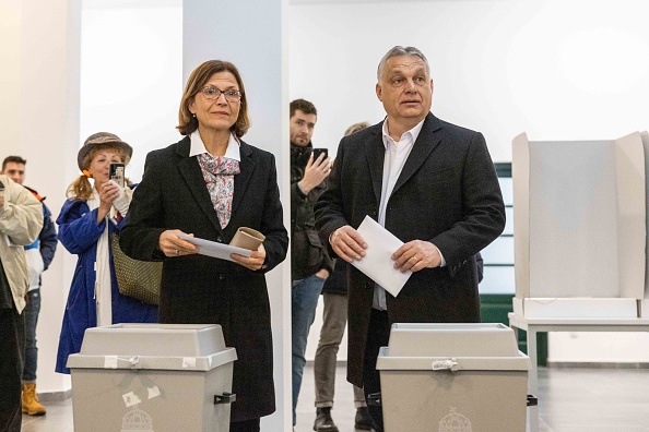 Le Premier ministre hongrois Viktor Orban et son épouse Aniko Levai déposent leur bulletin de vote lors des élections législatives générales, le 3 avril 2022 à Budapest, en Hongrie. (Photo : Janos Kummer/Getty Images)