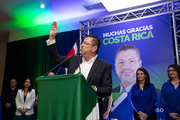 Selon les résultats officiels, Rodrigo Chaves a été élu président du Costa Rica après avoir obtenu 52,86% des voix avec 96% des votes comptés, le 3 avril 2022 à San Jose, Costa Rica. Photo par Arnoldo Robert/Getty Images.
