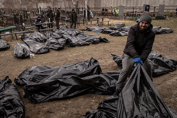 Dans le ville de Boutcha des centaines de corps ont été retrouvés. (Photo by Chris McGrath/Getty Images)