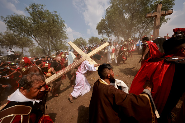 -Un acteur représentant Jésus-Christ marche vers la croix où il sera crucifié lors de la Passion d'Iztapalapa le 15 avril 2022 à Mexico, au Mexique. Photo de Hector Vivas/Getty Images.