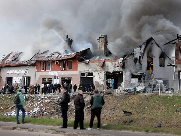 -Les pompiers combattent un incendie après qu'un bâtiment civil a été touché par un missile russe le 18 avril 2022 à Lviv, en Ukraine. Photo de Joe Raedle/Getty Images.
