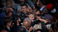 Emmanuel Macron visé par un jet de tomates cerises lors d’un déplacement dans le Val-d’Oise