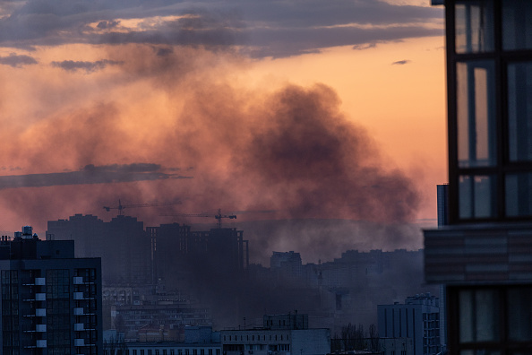 Après l'atterrissage de missiles au coucher du soleil le 28 avril 2022 à Kiev, Ukraine. Photo de John Moore/Getty Images.