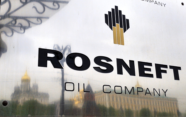 L’enseigne du géant pétrolier russe Rosneft contrôlé par l'État, vue à Moscou, le 17 mai 2011 (DMITRY KOSTYUKOV/AFP via Getty Images)