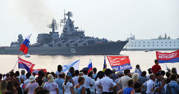 -Archives- Des partisans pro-russes agitent des drapeaux alors qu'ils accueillent le croiseur lance-missiles russe Moskva lorsqu'il entre dans la baie de Sébastopol le 23 août 2008. Photo VASILY BATANOV/AFP via Getty Images.