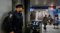 Un jeune homme enlace une femme enceinte pour la protéger des tirs lors d’une fusillade dans le métro à New York