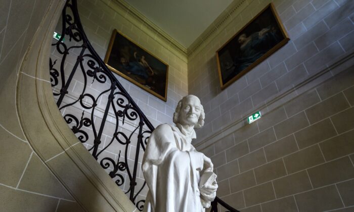 Un buste de Voltaire au château de Voltaire nouvellement restauré à Ferney-Voltaire, dans l'est de la France, le 30 mai 2018 (Fabrice Coffrini/AFP via Getty Images)
