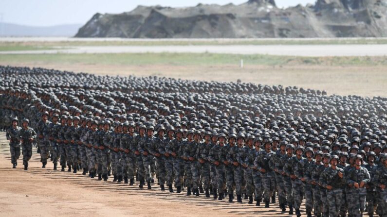 Des soldats chinois participent à un défilé militaire sur la base d'entraînement de Zhurihe, en Mongolie intérieure (nord de la Chine), le 30 juillet 2017. (STR/AFP via Getty Image)
