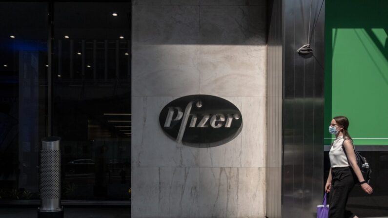 Un passante devant le siège de Pfizer à New York.(Jeenah Moon/Getty Images)