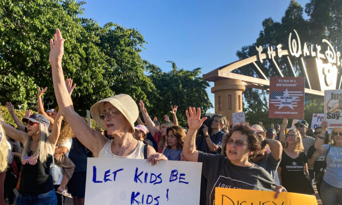 Manifestation contre la décision prise par la Walt Disney Company de s’opposer au Parental Rights in Education bill en Floride, devant le siège de la société à Burbank, en Californie, le 6 avril 2022. (Jill McLaughlin/Epoch Times)
