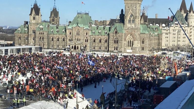 Des personnes se rassemblent sur la colline du Parlement pendant que le Convoi de la liberté rejoints par de nombreux militants proteste contre les mesures anti-Covid à Ottawa, le 29 janvier 2022. (Limin Zhou/Epoch Times)