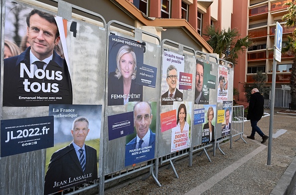 Vue des affiches électorales des candidats en lice pour le premier tour de l'élection présidentielle. Crédit : PASCAL GUYOT/AFP via Getty Images.
