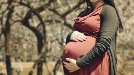 « Ce que j’ai vu au cours des deux dernières années est sans précédent » : Un médecin parle des effets secondaires du vaccin Covid sur les femmes enceintes
