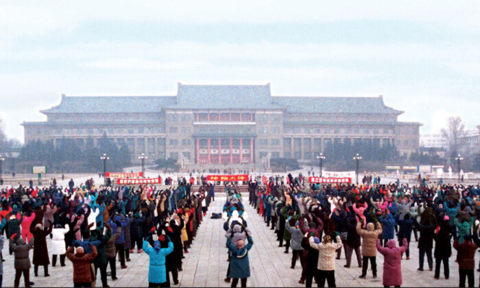 Des personnes se rassemblent dans un parc à ChangChun pour pratiquer le Falun Gong en 1998, avant la persécution (Minghui).