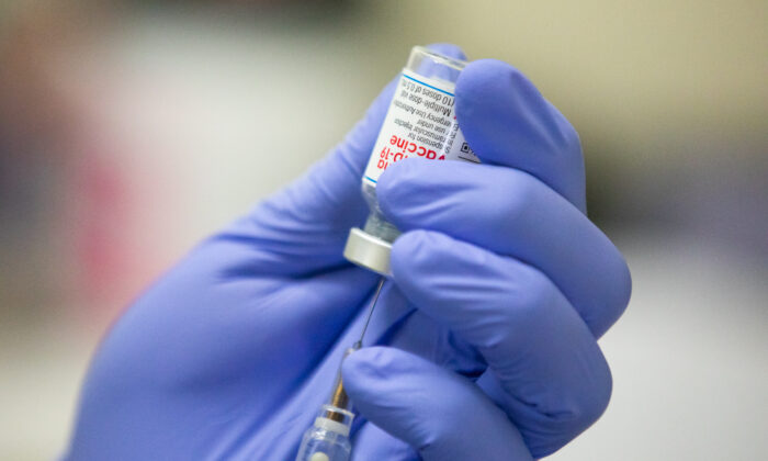 Un bénévole prépare un vaccin Moderna à la clinique gratuite de Lestonnac à Orange, en Californie, le 9 mars 2021. (John Fredricks/Epoch Times)