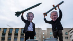 Poutine menace de guerre nucléaire tout en finançant de fausses manifestations