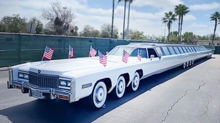 Un homme construit une limousine de 30 mètres de long avec une piscine et un héliport, établissant ainsi le record Guinness de la plus longue voiture du monde