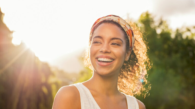 Les personnes heureuses sont portées à être positives dans leurs habitudes de percevoir et d'interpréter le monde.(Rido/Shutterstock)