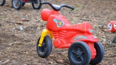 Espagne : à 2 ans, 2 garçons s’enfuient de leur crèche avec leurs motos d’enfants