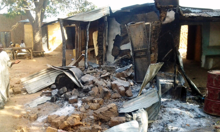 Maison brûlée dans le village de Kizara, dans le nord de l'État de Zamfara, le 18 juin 2013, après l’attaque d’une bande criminelle. Les bandits ont tué 48 personnes lors d'un raid avant l'aube, en représailles aux actions d’un groupe d'autodéfense local. (STR/AFP via Getty Images)