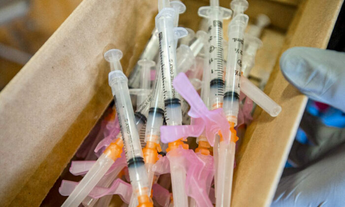 Des seringues chargées du vaccin Moderna Covid-19 au lycée de Central Falls, à Central Falls, Rhode Island, le 13 février 2021. -  (Photo par JOSEPH PREZIOSO/AFP via Getty Images)