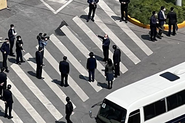 La vice-première ministre chinoise Sun Chunlan en viste à Shanghai au début du mois d'avril 2022, alors que la ville est confinée pour cause de Covid. (Capture d'écran par Epoch Times)