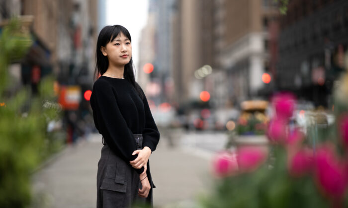 Zhang Minghui à Manhattan, New York, Le 26 avril 2022. (Samira Bouaou/The Epoch Times)