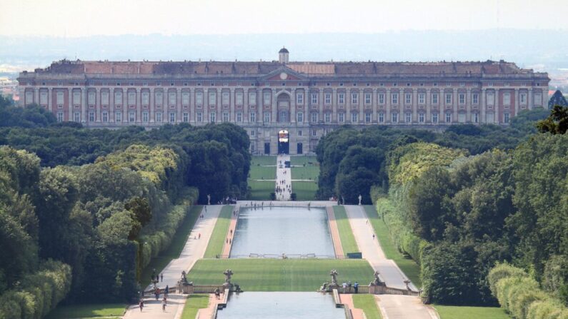 Haut de cinq étages et large de 247 mètres, le palais royal de Caserte est la plus grande résidence royale du monde. Cette vue de l'arrière du palais ne donne qu'un aperçu de l'incroyable promenade de 3.2 km de long et de la voie d'eau qui s'étendent à travers le paysage italien comme une rivière artificielle ornée d'impressionnantes fontaines et sculptures encadrées par des forêts naturelles. (Carlo Pelagalli/CC BY-SA 3.0)