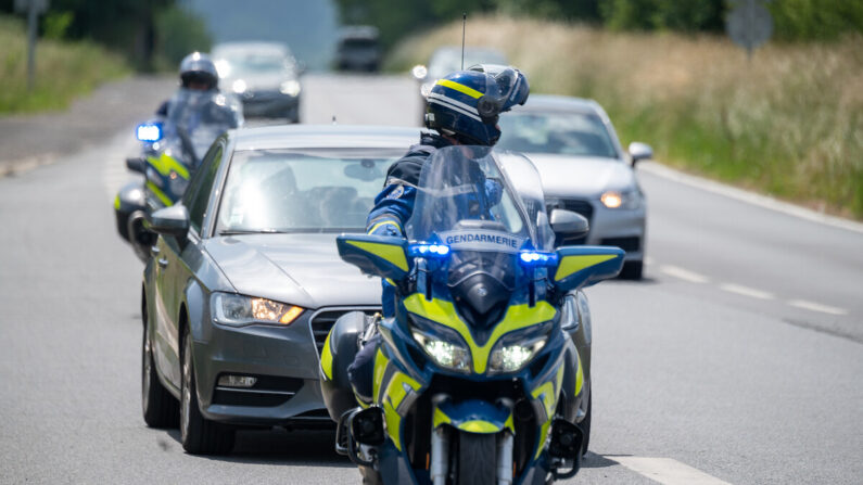Les gendarmes ont finalement escorté le véhicule en excès de vitesse plutôt que de l'arrêter pour infraction. (Gendarmerie du Calvados)