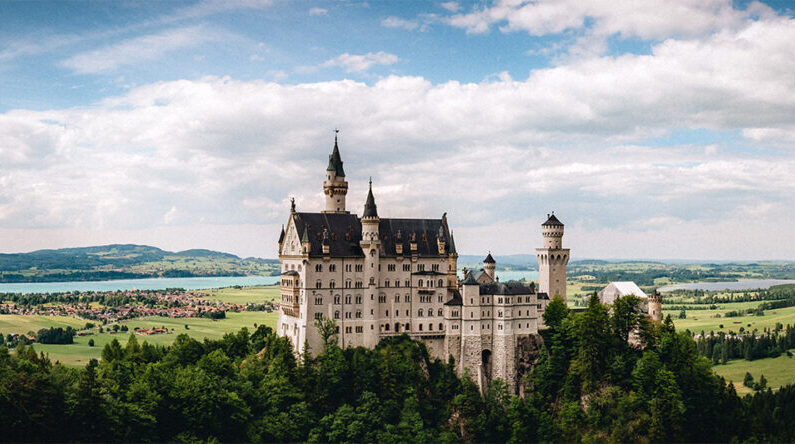Le château de Neuschwanstein aux allures de conte de fées, un palais néo-roman du XIXe siècle perché sur une colline accidentée au-dessus du village de Hohenschwangau, dans le sud-ouest de la Bavière. (Jörg Schubert/flickr/CC BY 2.0)
