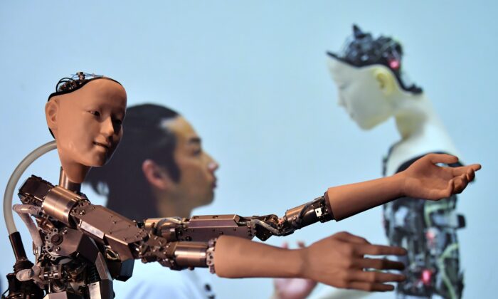 Robot doté d'intelligence artificielle avec un visage humanisé photographié pour promouvoir l'exposition "AI : More Than Human"(IA: plus qu'humain), au centre culturel et d'expositions Barbican Center à Londres, Royaume-Uni, le 15 mai 2019. (Ben Stansall/AFP via Getty Images)