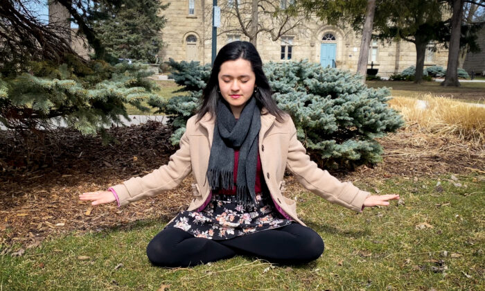 Carolina Avendano en train de méditer à Milton, Ontario, Canada, en avril 2022. (Avec l'aimable autorisation de Carolina Avendano)