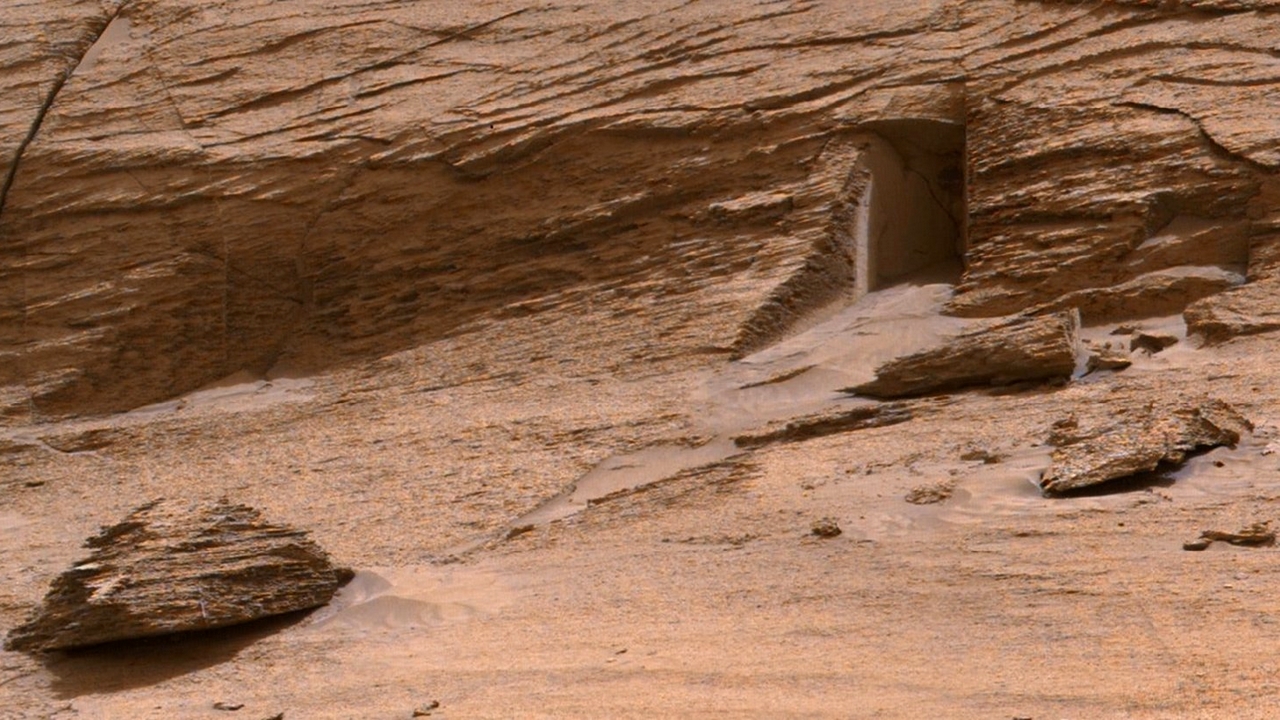 Mars : une étrange "porte" photographiée dans la roche par la Nasa