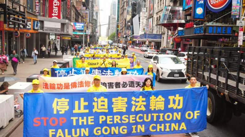 Des pratiquants de Falun Gong participent à un défilé marquant le 30e anniversaire de l'introduction de la discipline auprès du public, à New York, le 13 mai 2022. (Larry Dye/Epoch Times)