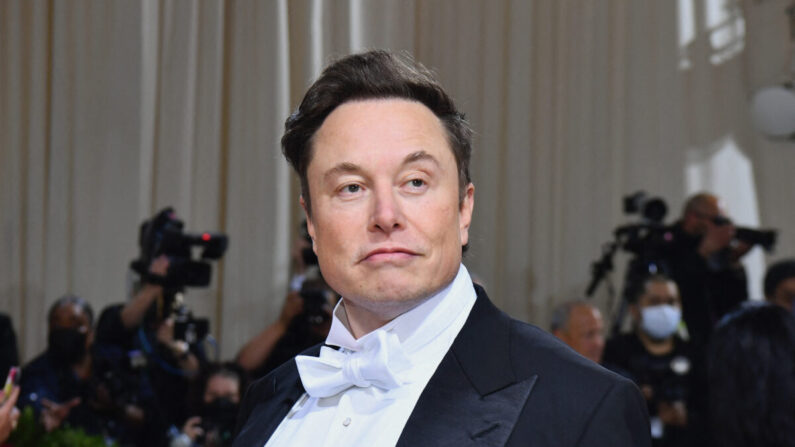 Elon Musk arrive au Met Gala 2022 au Metropolitan Museum of Art, à New York, le 2 mai 2022. (Angela Weiss/AFP via Getty Images)