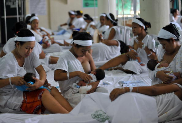 -Illustration- Des mères allaitent leurs enfants dans un hôpital public à Manille le 4 août 2010. Photo TED ALJIBE/AFP via Getty Images.