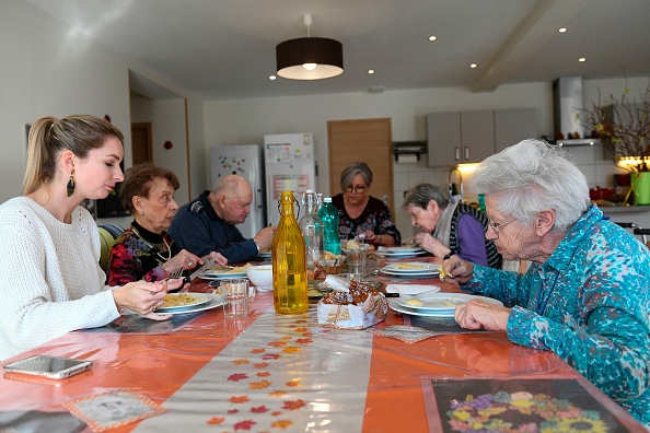 Les résidents et les employés d'une colocation pour personnes âgées autonomes Âges et vie prennent leurs repas ensemble. (SEBASTIEN BOZON/AFP via Getty Images)